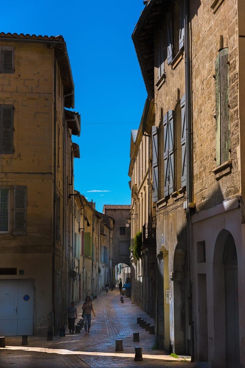 Rue du centre ancien de Beaucaire au soleil