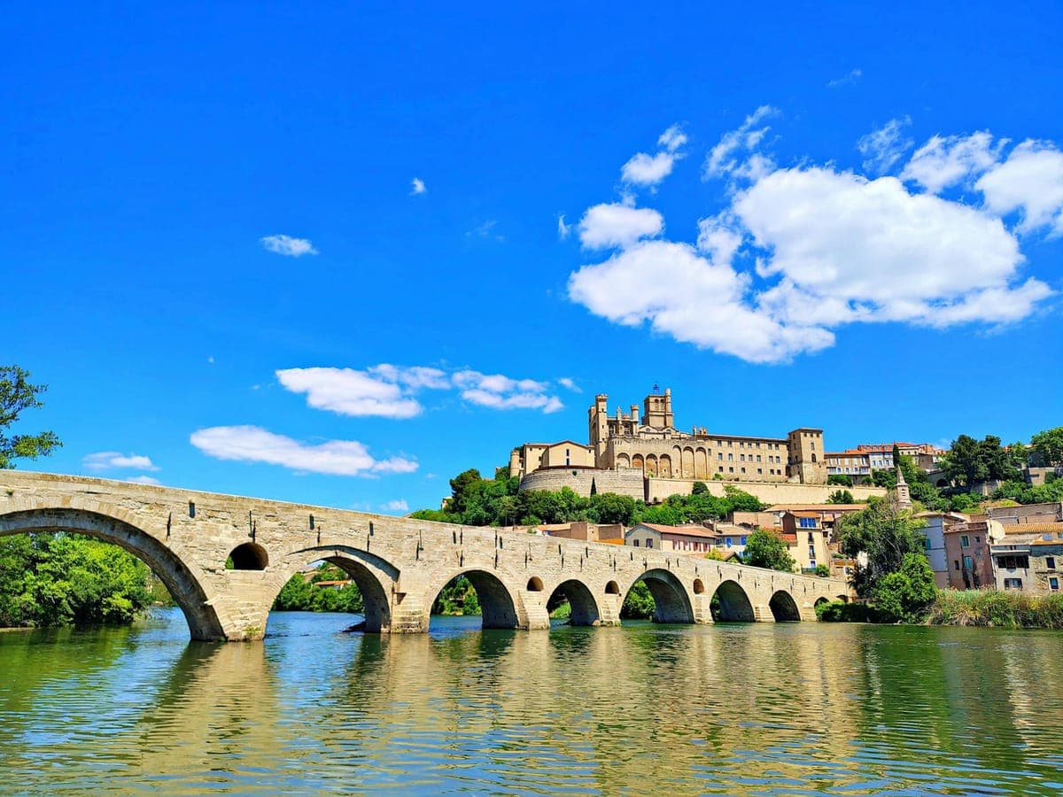 Pont Vieux sur l'Orb et cathédrale Saint-Nazaire à Béziers