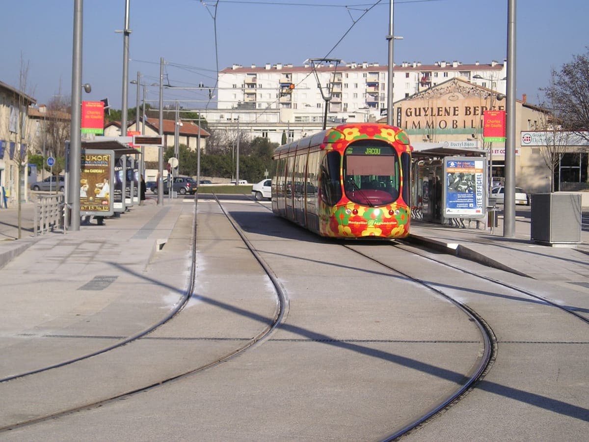 Tramway de la ligne 2 à la station Charles-de-Gaulle, à Castelnau-le-Lez