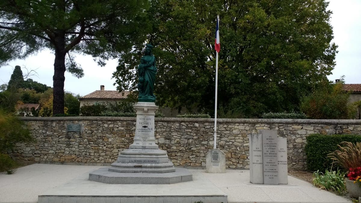 Monument et place du centre de Jacou