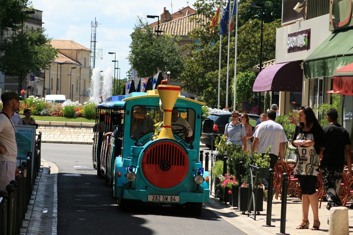 Petit train touristique dans le centre d'Orange