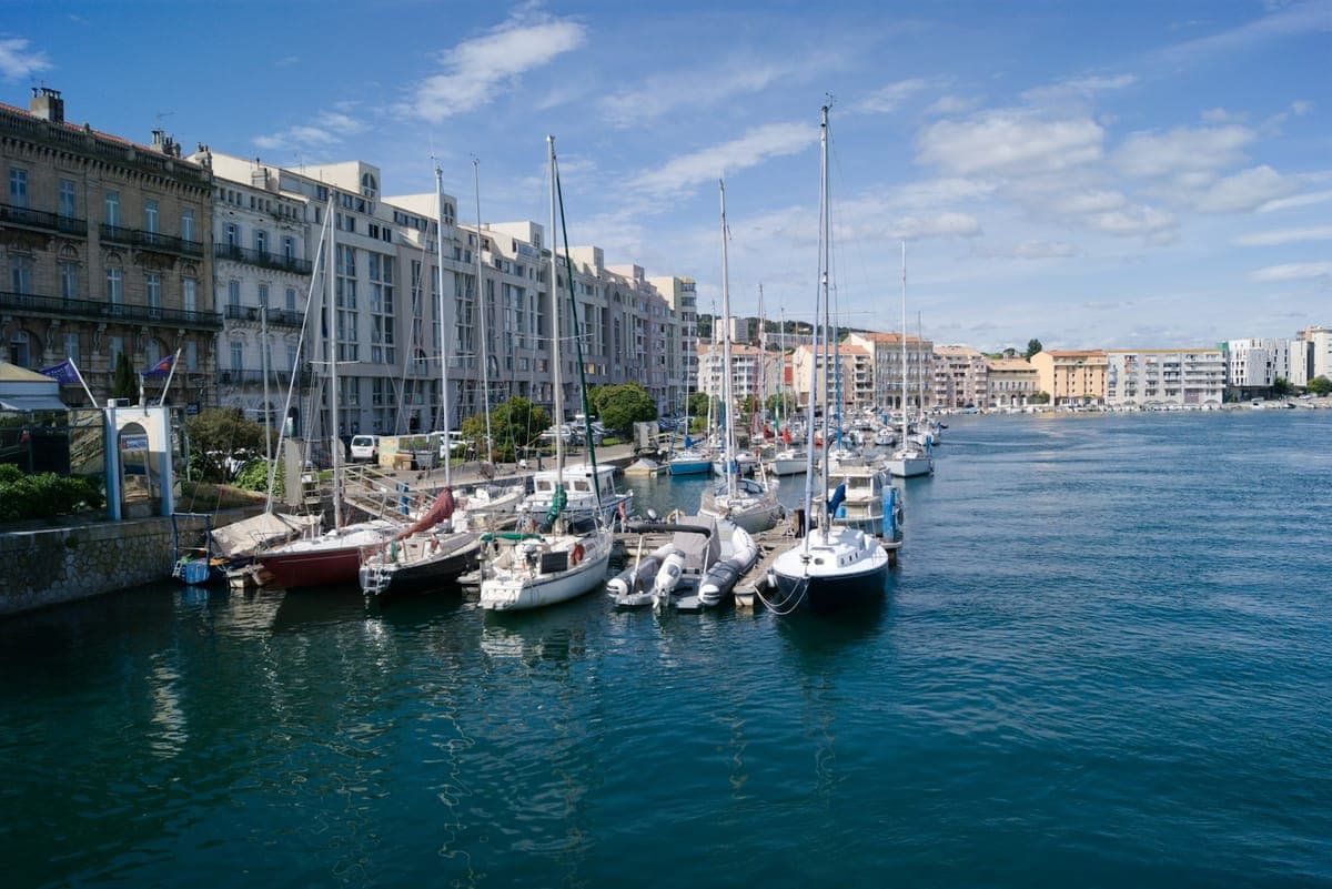 Voiliers amarrés le long d'un quai de Sète