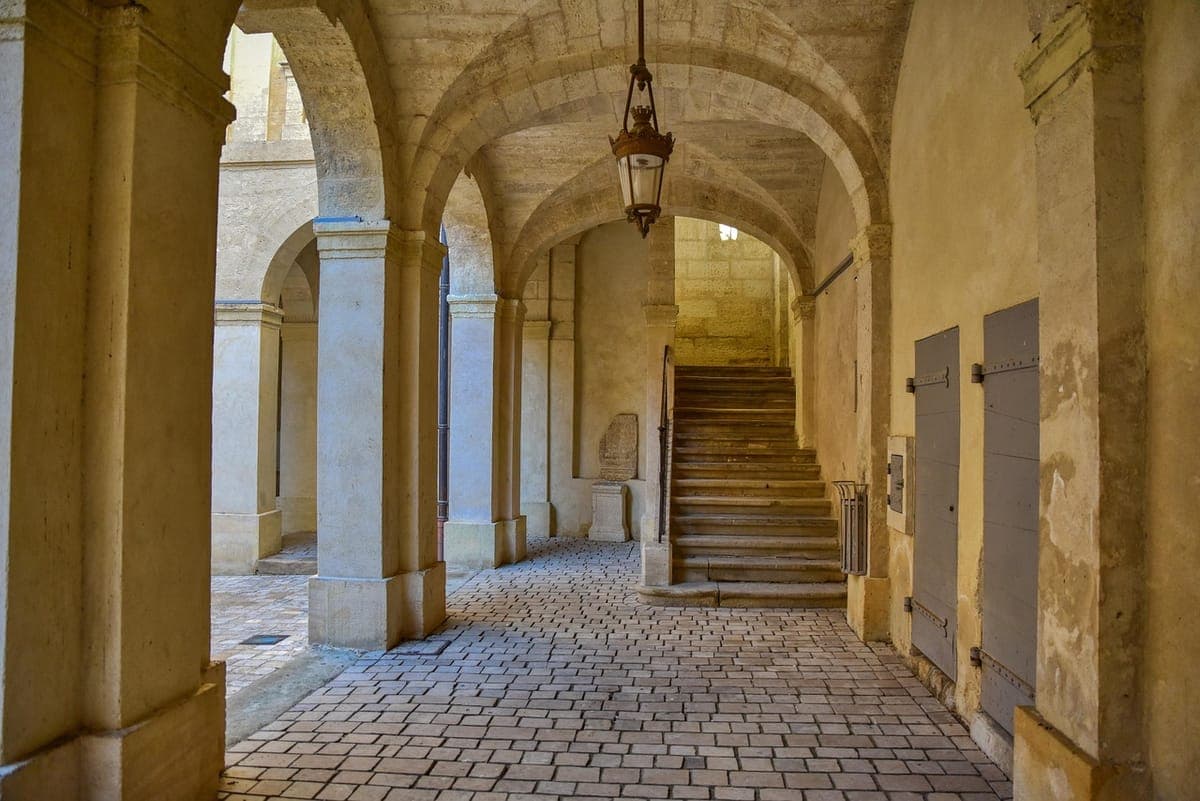 Passage voûté et pavés du centre historique d'Uzès