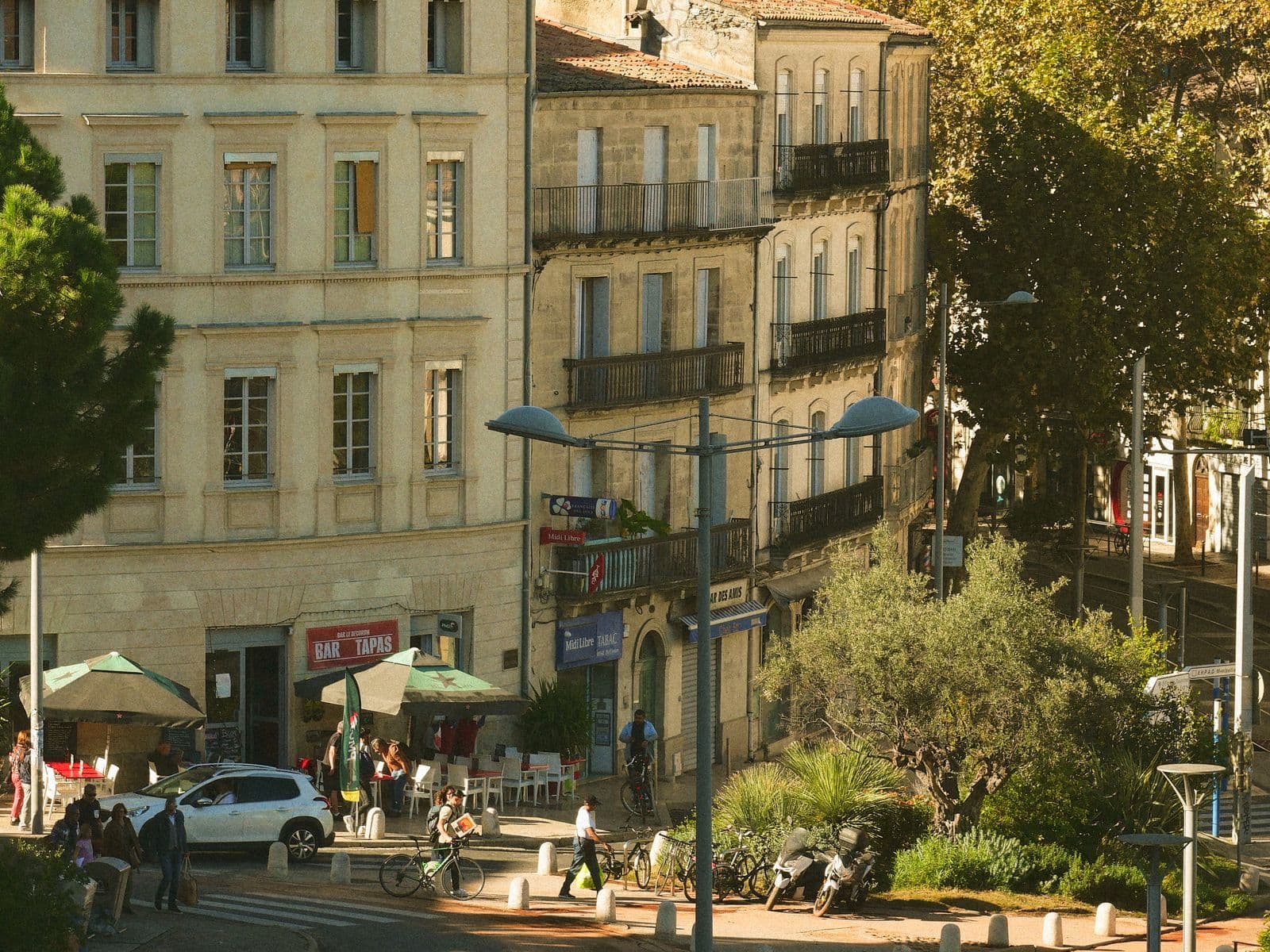 Rue commerçante animée bordée de cafés et de terrasses