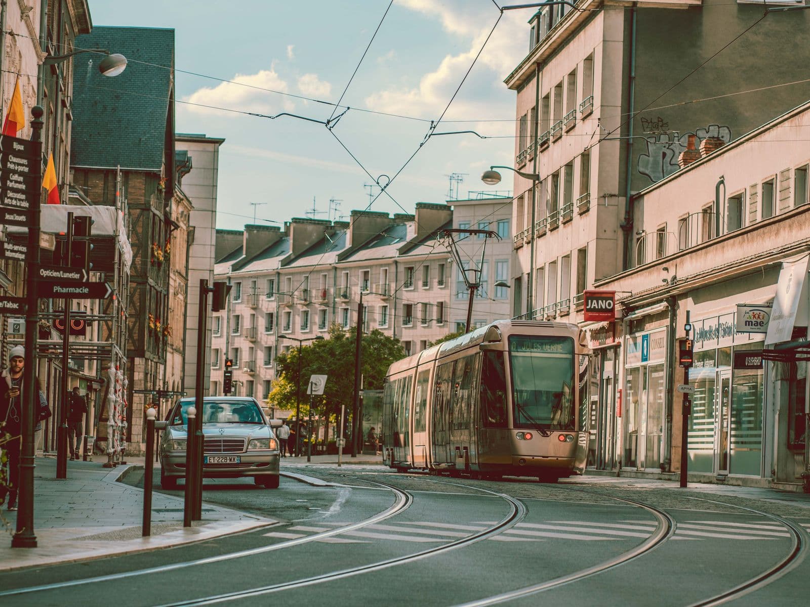 Rame de tramway moderne circulant en centre-ville