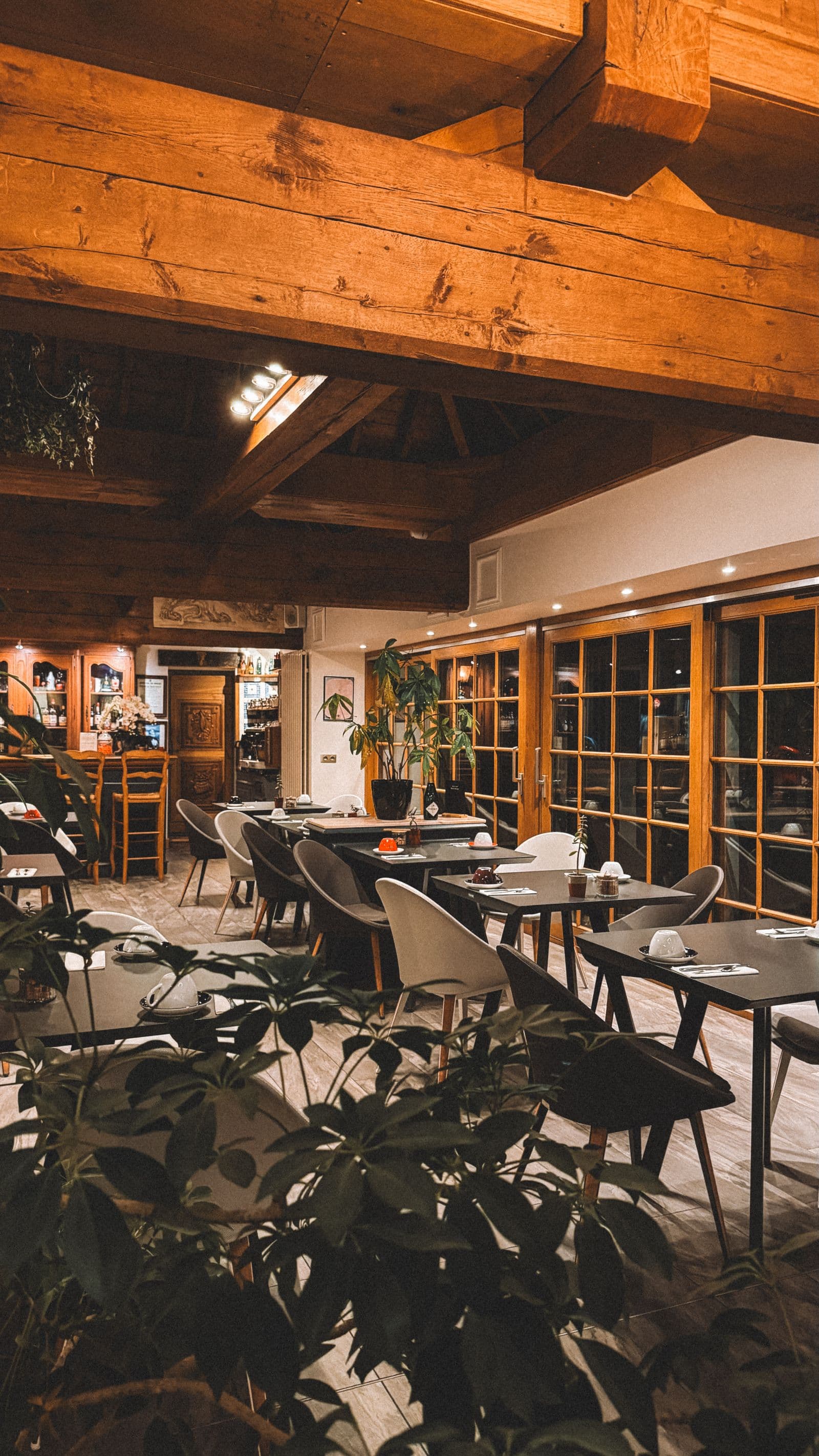 Salle de restaurant chaleureuse